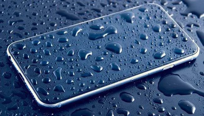 What you should do when you have water damage on your phone